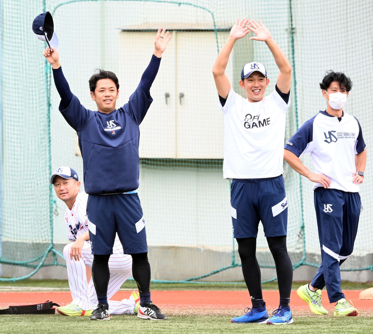 練習中、笑顔で手を振るヤクルト小川。左から石川、1人おいて原（撮影・たえ見朱実）