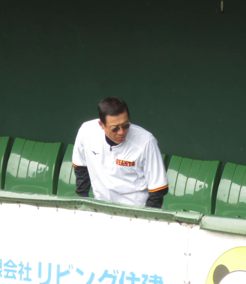 ジャイアンツ球場での秋季練習、巨人広岡にアドバイスをおくる原監督（撮影・小早川宗一郎）