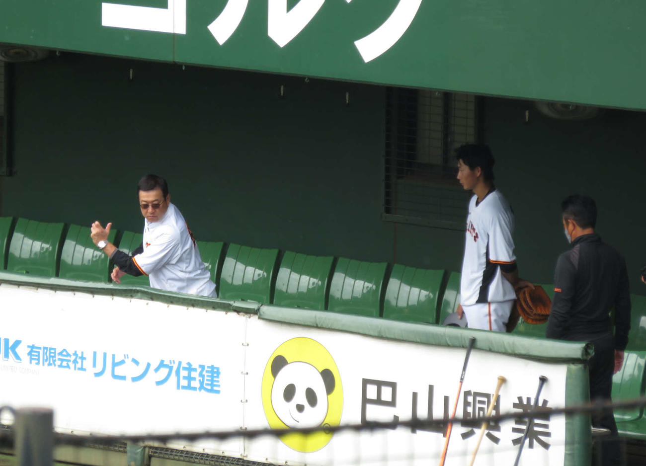 ジャイアンツ球場での秋季練習、巨人広岡にアドバイスをおくる原監督（撮影・小早川宗一郎）
