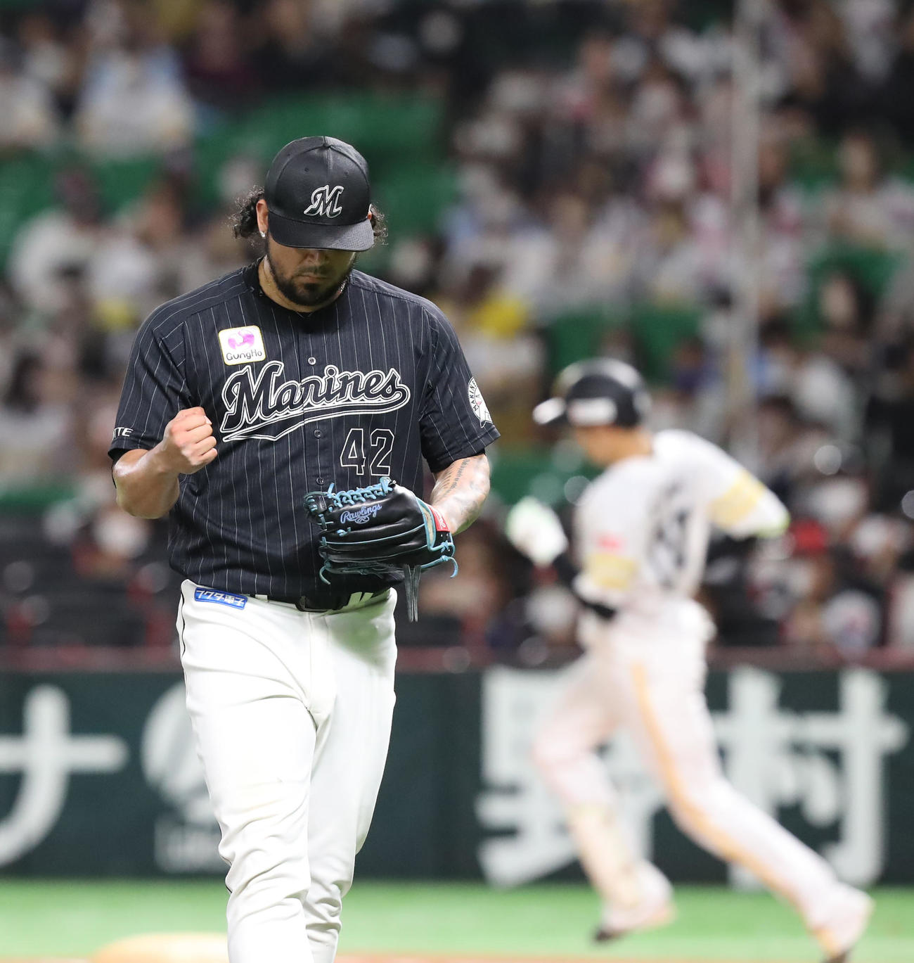 ソフトバンク対ロッテ　延長10回裏ソフトバンク2死一塁、オスナは打者・川瀬を左飛に打ち取りガッツポーズをする（2022年9月23日撮影）