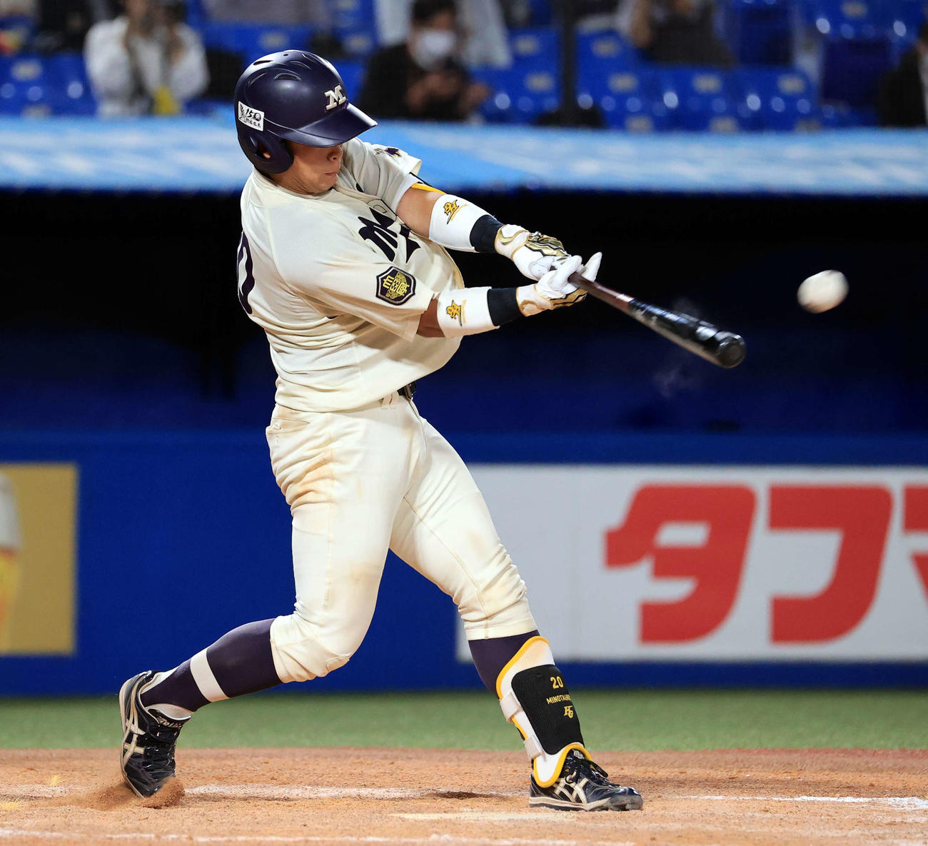 慶大対明大　9回裏明大2死一、二塁、蓑尾は左越えサヨナラ適時打を放つ（撮影・浅見桂子）