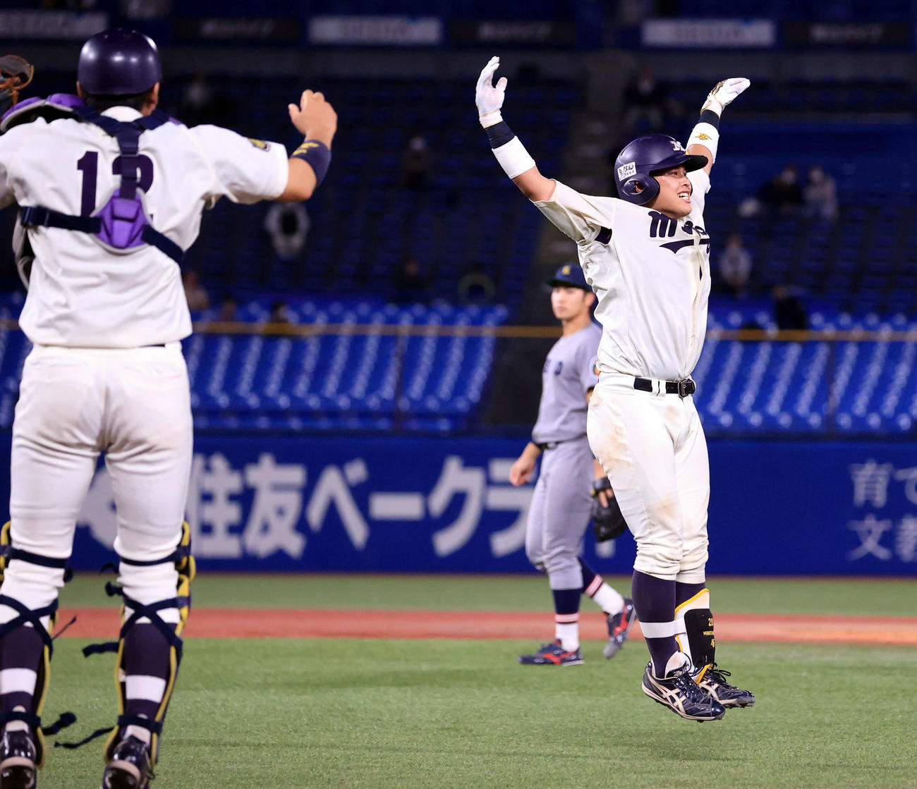 慶大対明大　9回裏明大2死一、二塁、蓑尾は左越えサヨナラ適時打を放ち、大きく手を広げてスタンドに向かってジャンプする（撮影・浅見桂子）