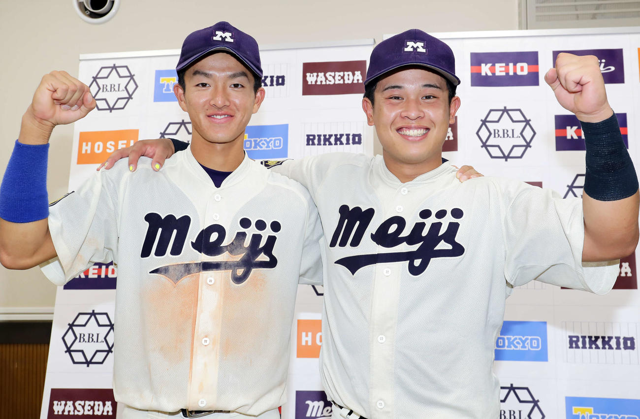 慶大対明大　試合後、笑顔でガッツポーズする明大明新（左）と蓑尾（撮影・浅見桂子）