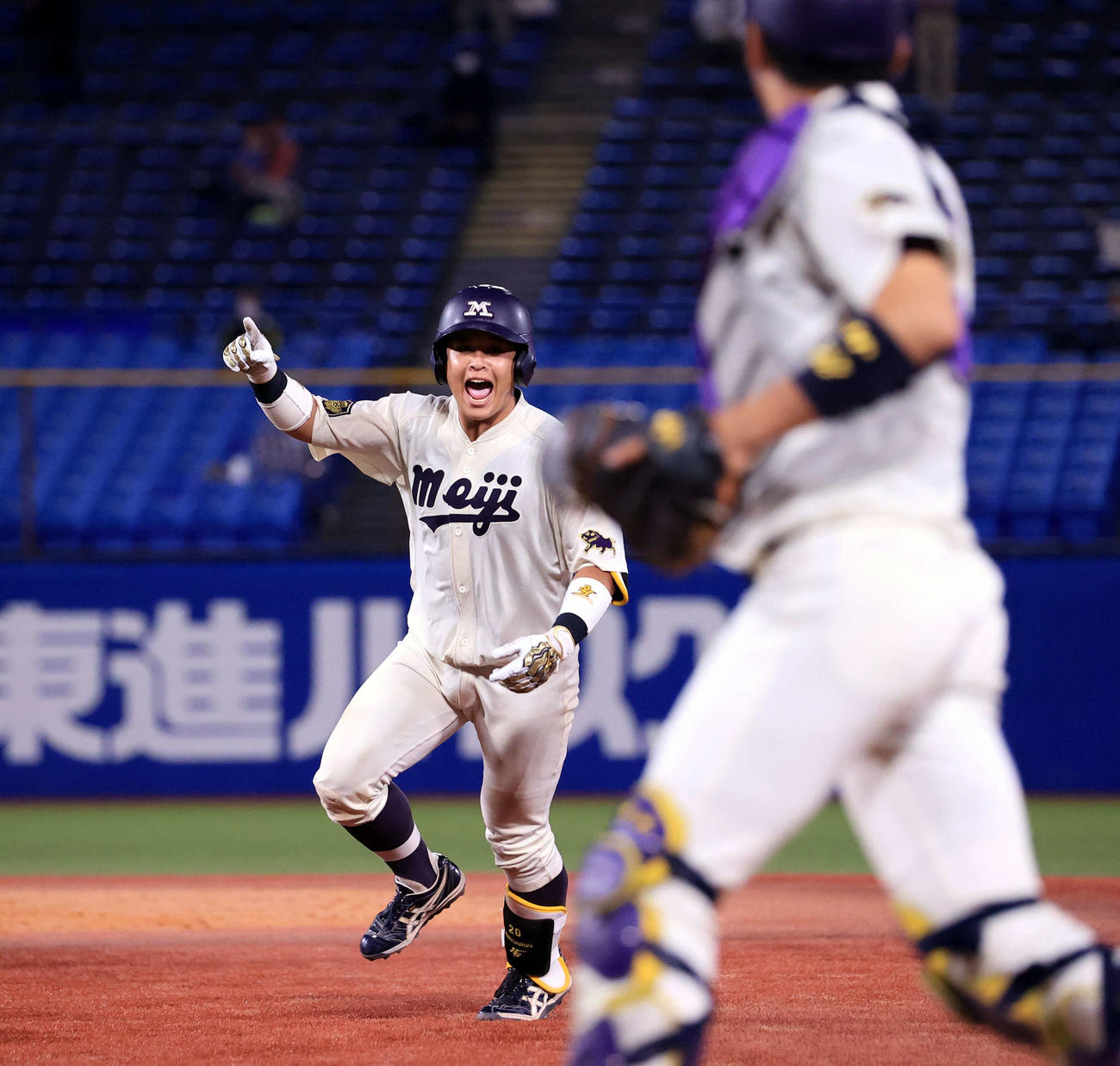 慶大対明大　9回裏明大2死一、二塁、蓑尾は左越えサヨナラ適時打を放ちガッツポーズ（撮影・浅見桂子）