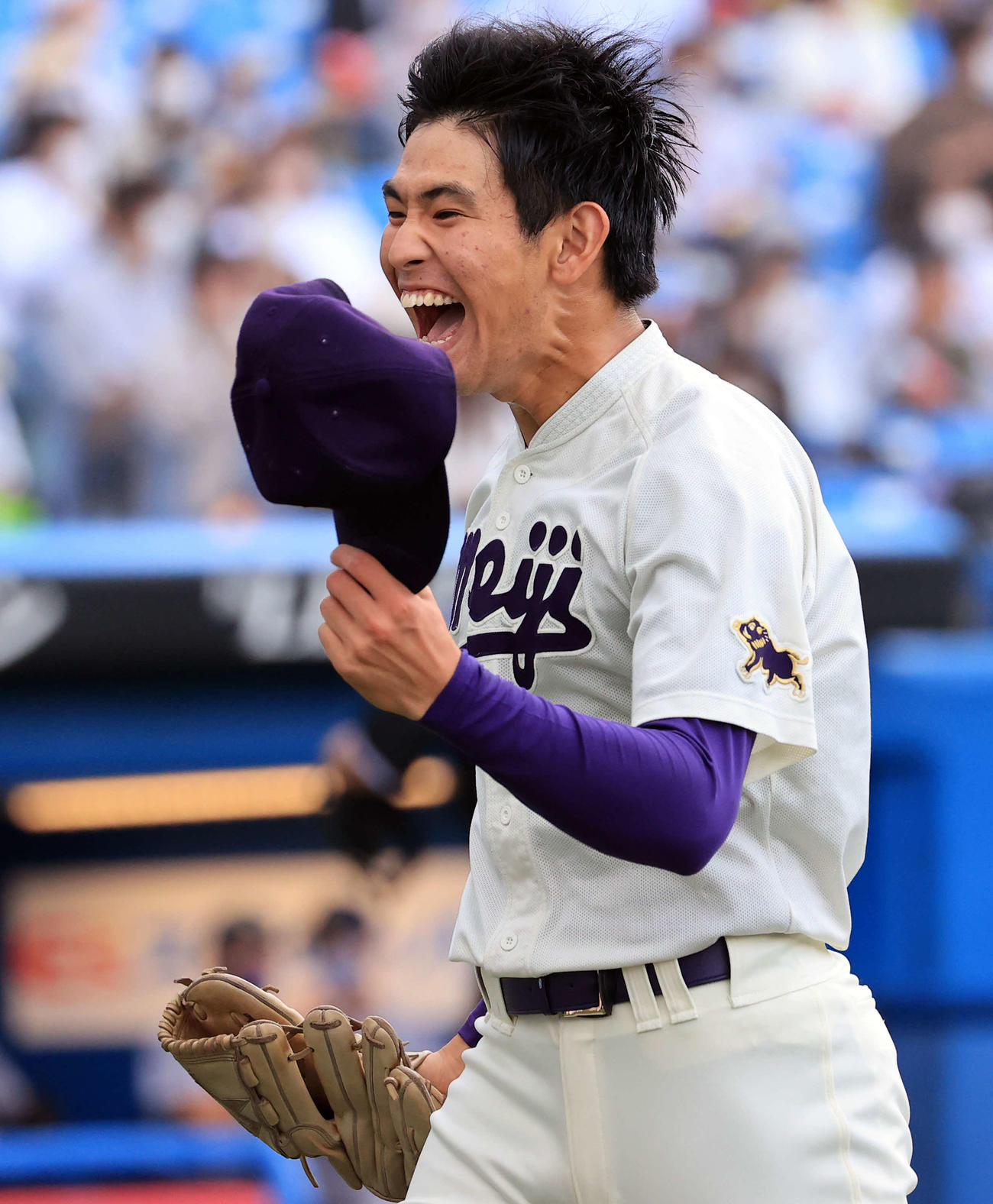 慶大対明大　1回表慶大の攻撃を3人に仕留め、雄たけびを上げる明大先発の久野（撮影・浅見桂子）