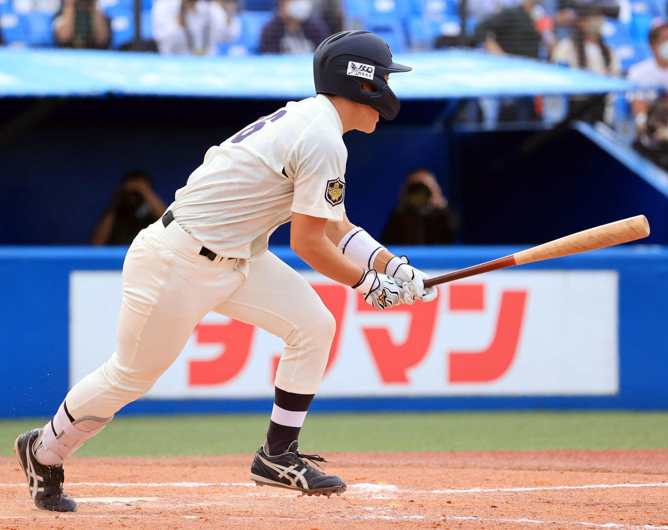 慶大対明大　4回裏明大1死三塁、宮田は先制適時打を放つ（撮影・浅見桂子）