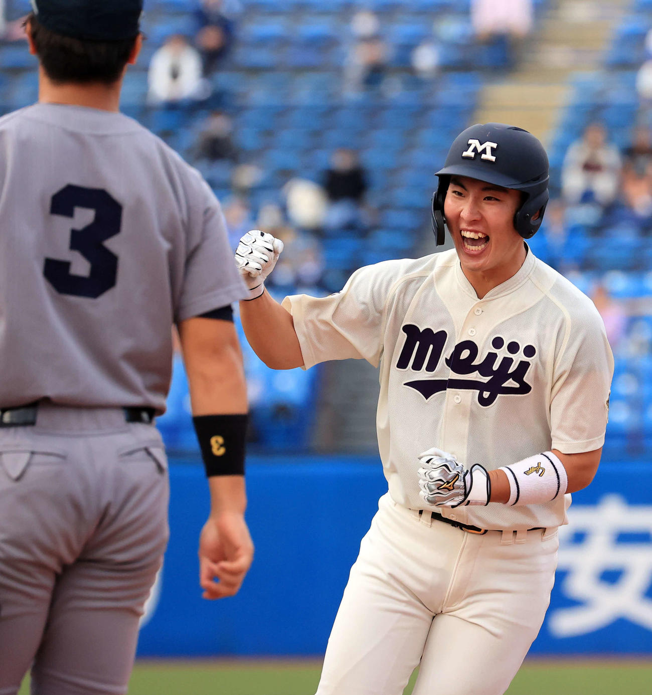 慶大対明大　4回裏明大1死三塁、宮田は先制適時打を放ちガッツポーズ（撮影・浅見桂子）