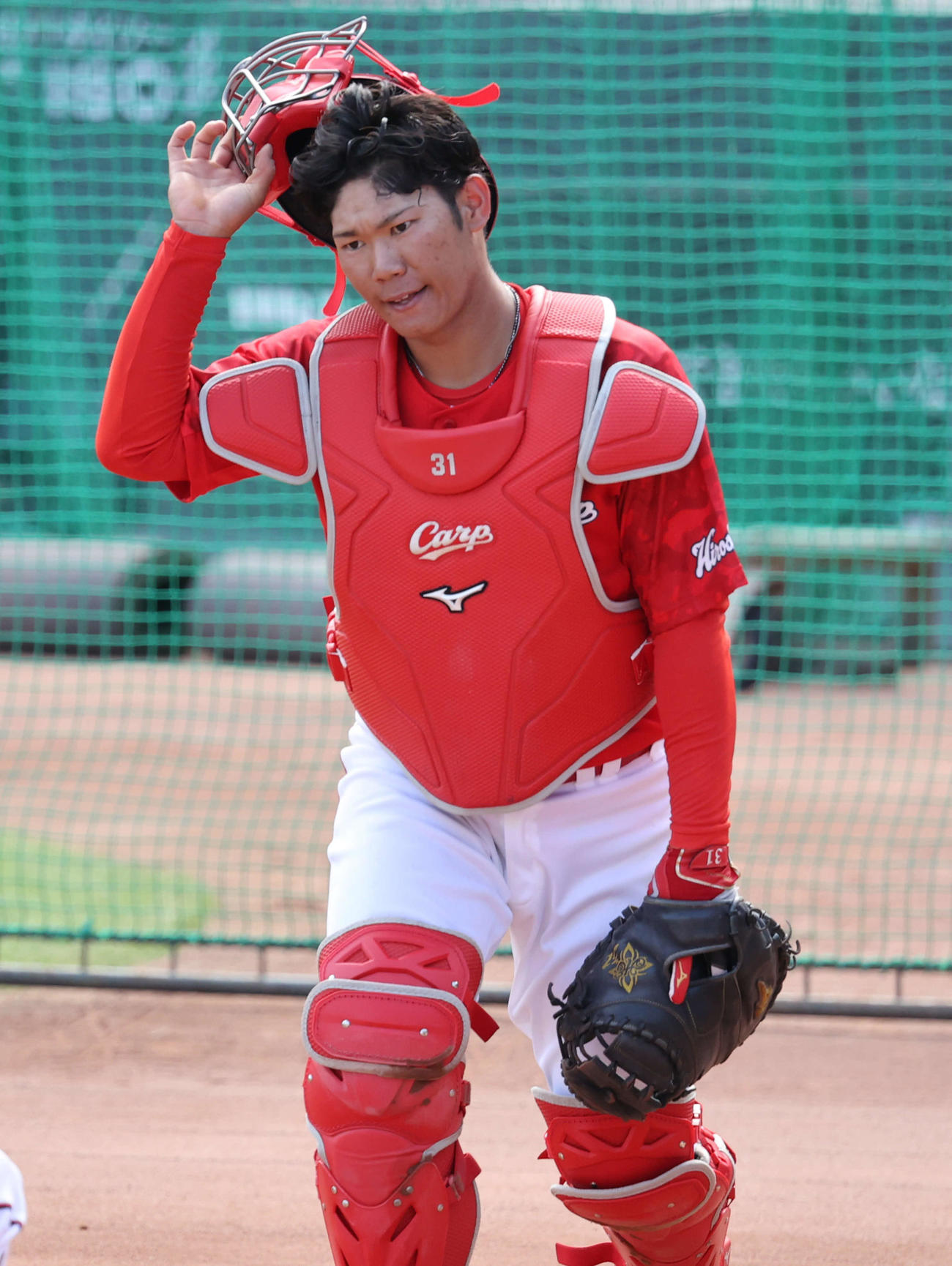 広島秋季練習　倉バッテリーコーチと捕球練習をする坂倉（撮影・加藤孝規）