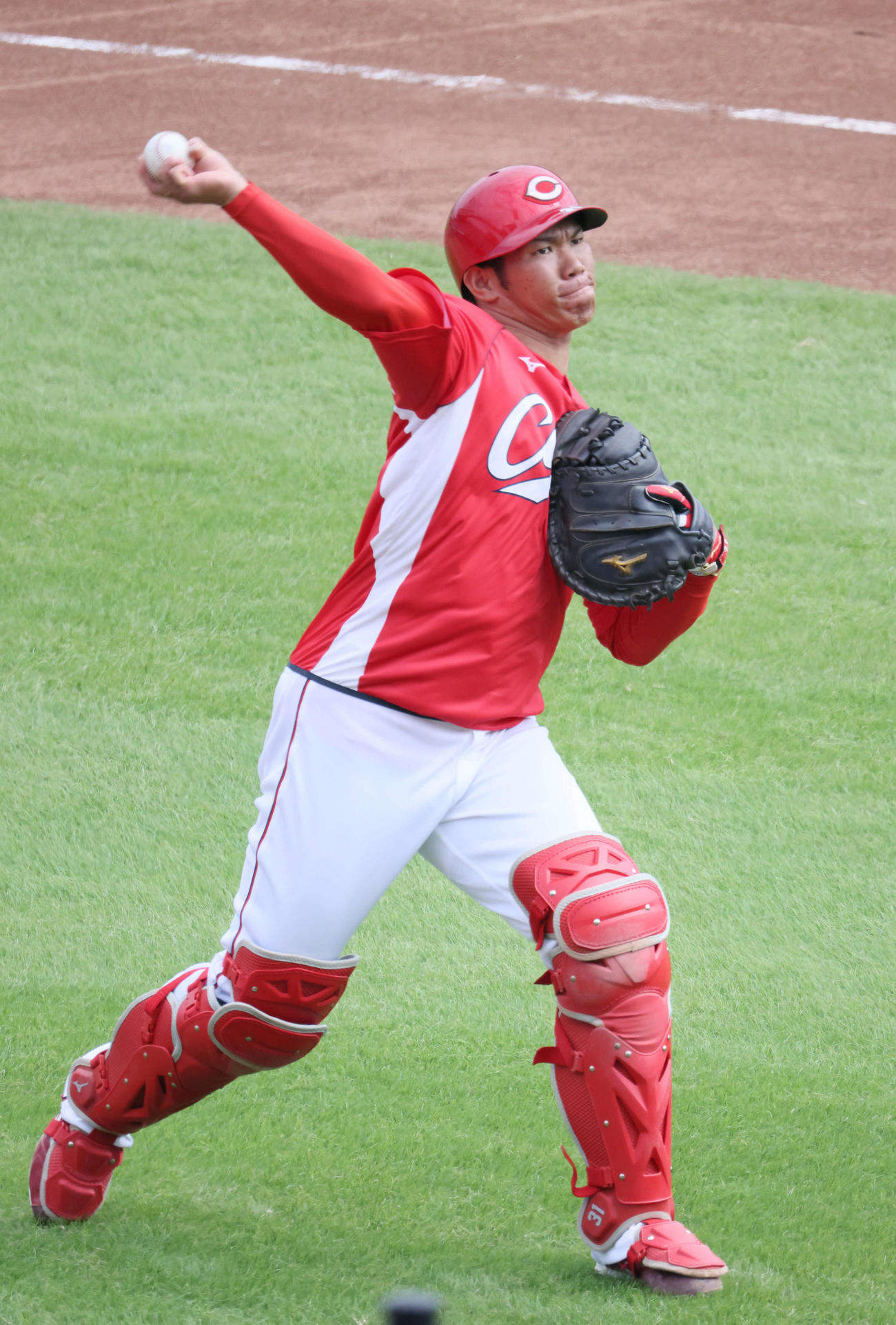 広島秋季練習　キャッチボールをする坂倉（撮影・加藤孝規）