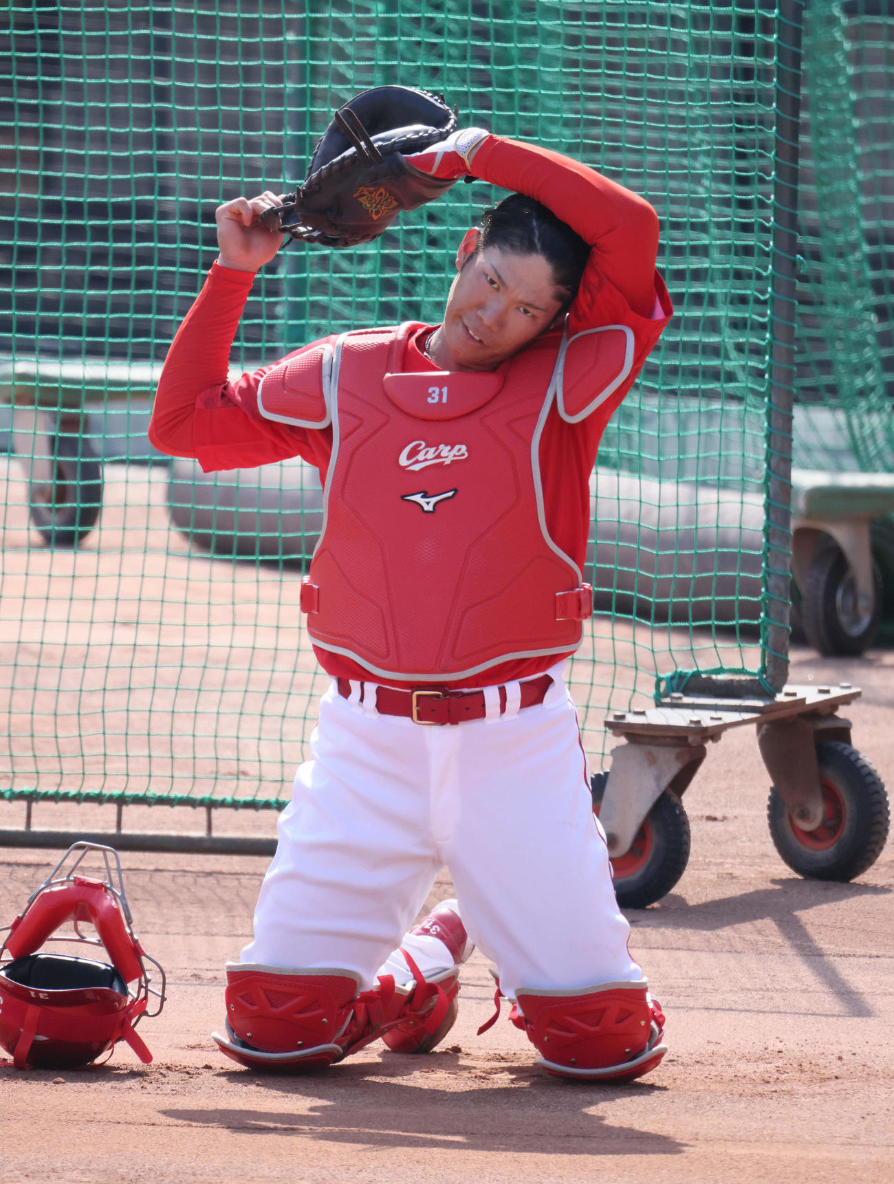 広島秋季練習　倉バッテリーコーチと捕球練習をする坂倉（撮影・加藤孝規）