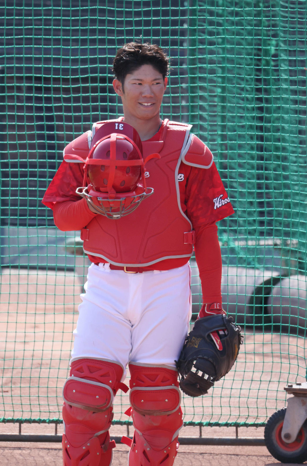 広島秋季練習　倉バッテリーコーチと捕球練習をする坂倉（撮影・加藤孝規）