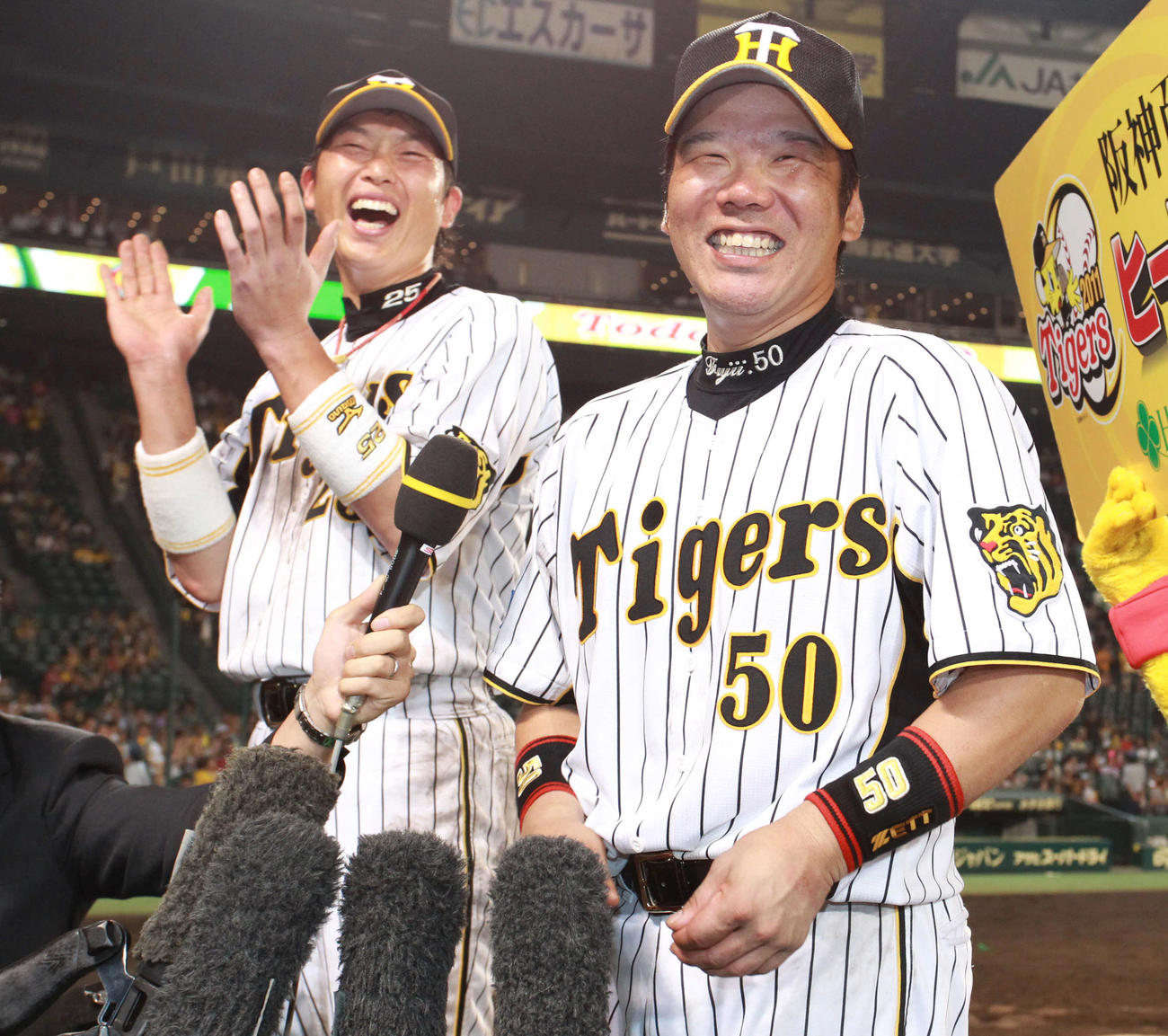 11年、本塁打を放ち勝利に貢献した藤井彰（右）と新井、お立ち台で藤井彰は「男前だけがとりえなんですが」と話し新井も爆笑する
