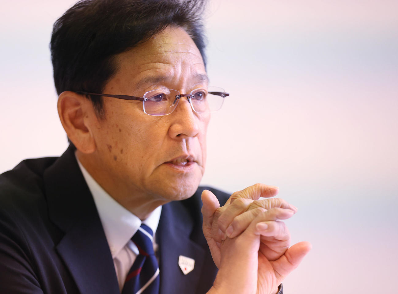 インタビューで記者の質問に1つ1つ丁寧に答える侍ジャパンの栗山監督（撮影・狩俣裕三）