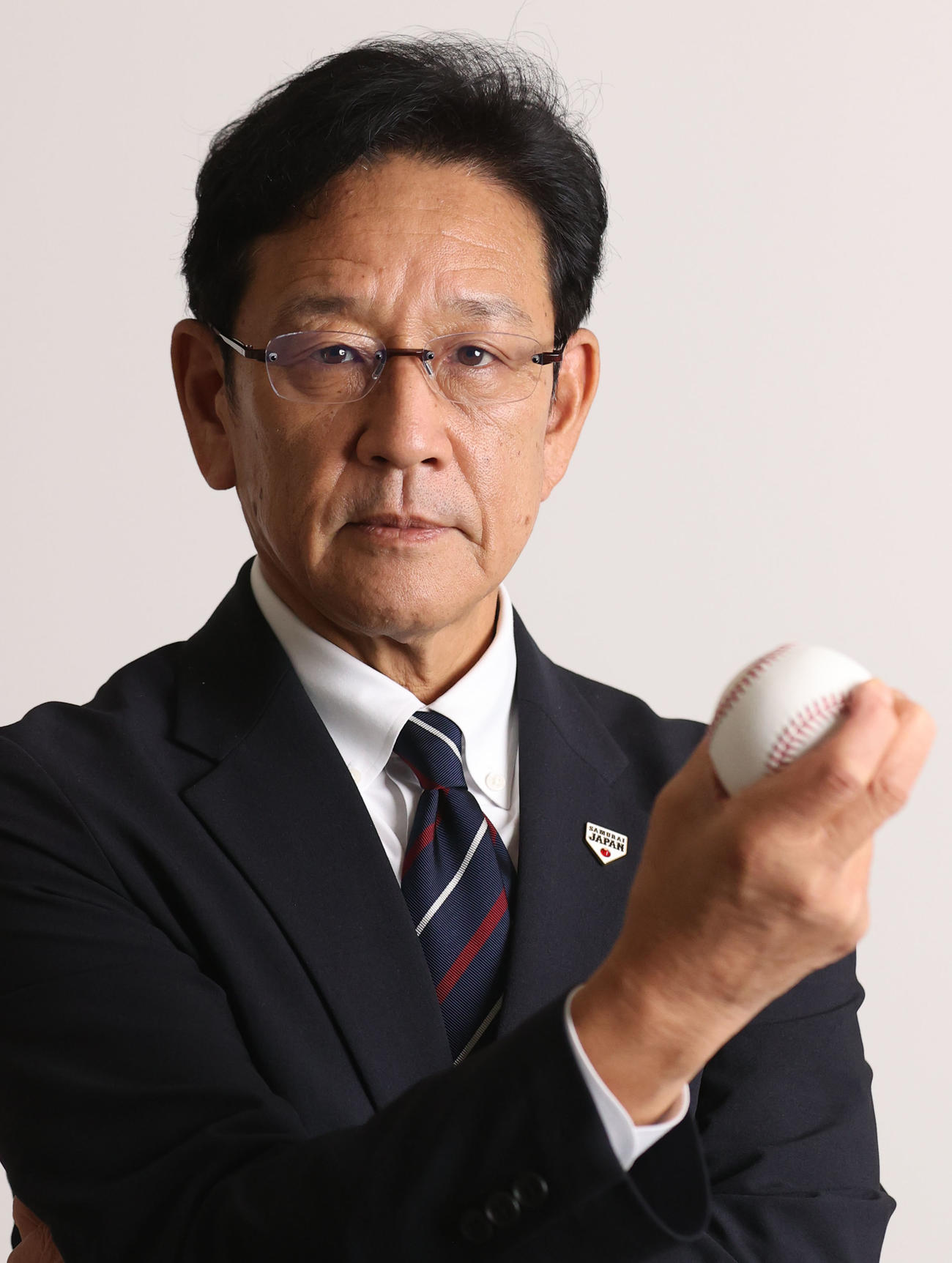 ボールを手に真剣な表情を見せる侍ジャパンの栗山監督（撮影・狩俣裕三）