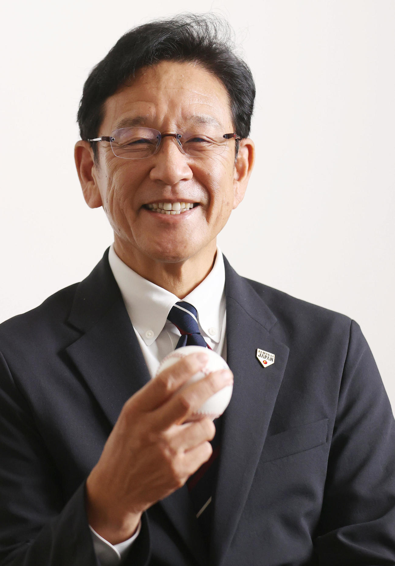 ボールを手に柔和な笑顔を見せる侍ジャパンの栗山監督（撮影・狩俣裕三）