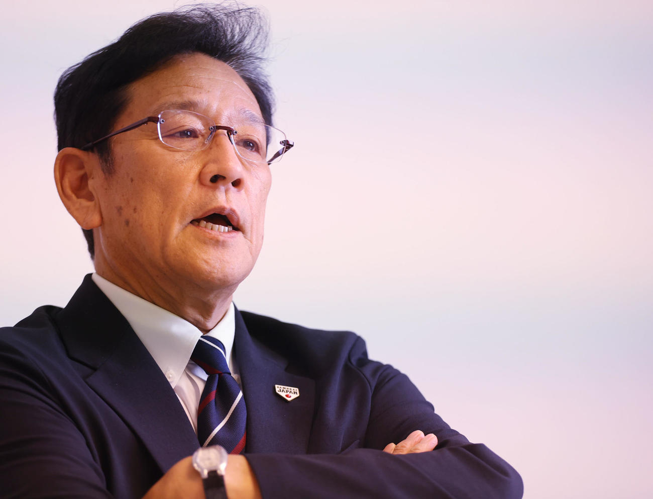インタビューで記者の質問に1つ1つ丁寧に答える侍ジャパンの栗山監督（撮影・狩俣裕三）