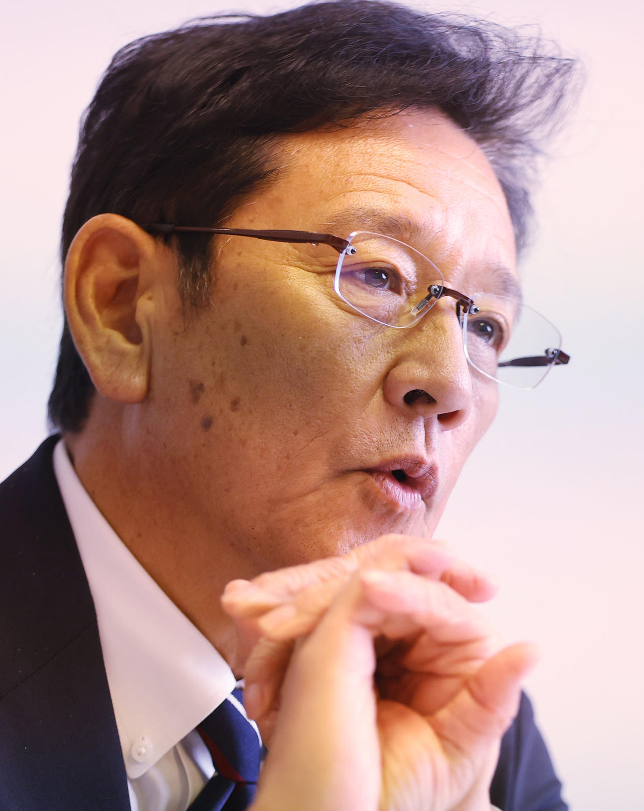 インタビューで記者の質問に1つ1つ丁寧に答える侍ジャパンの栗山監督（撮影・狩俣裕三）