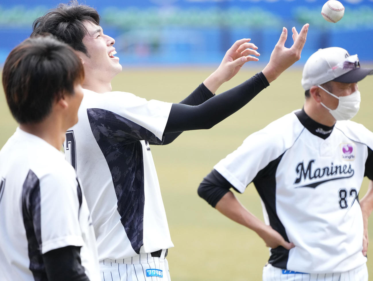笑顔で練習するロッテ佐々木朗。手前は佐々木千（撮影・鈴木みどり）