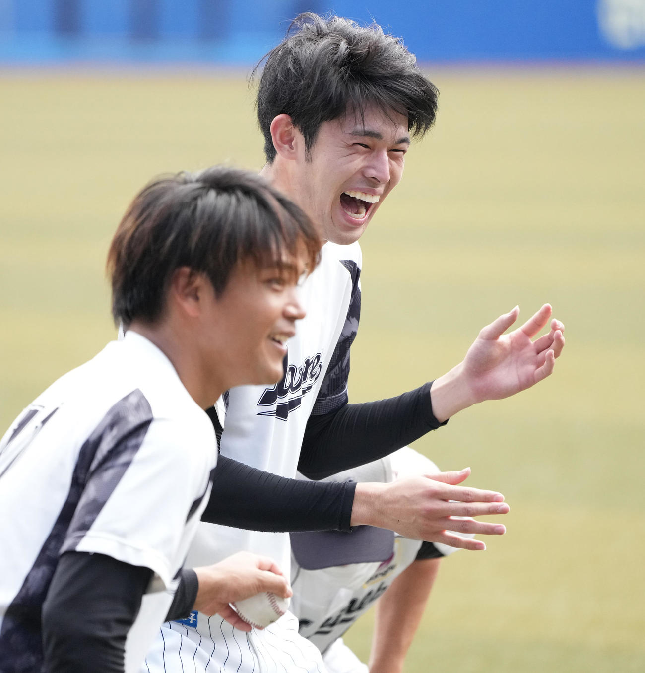 笑顔で練習するロッテ佐々木朗。手前は佐々木千（撮影・鈴木みどり）
