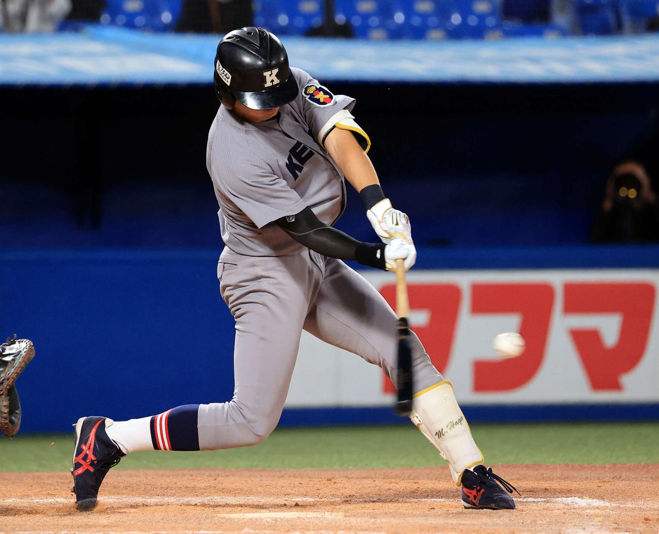 慶大対明大　9回表慶大2死二、三塁、萩尾は中越え同点3点本塁打を放つ（撮影・浅見桂子）