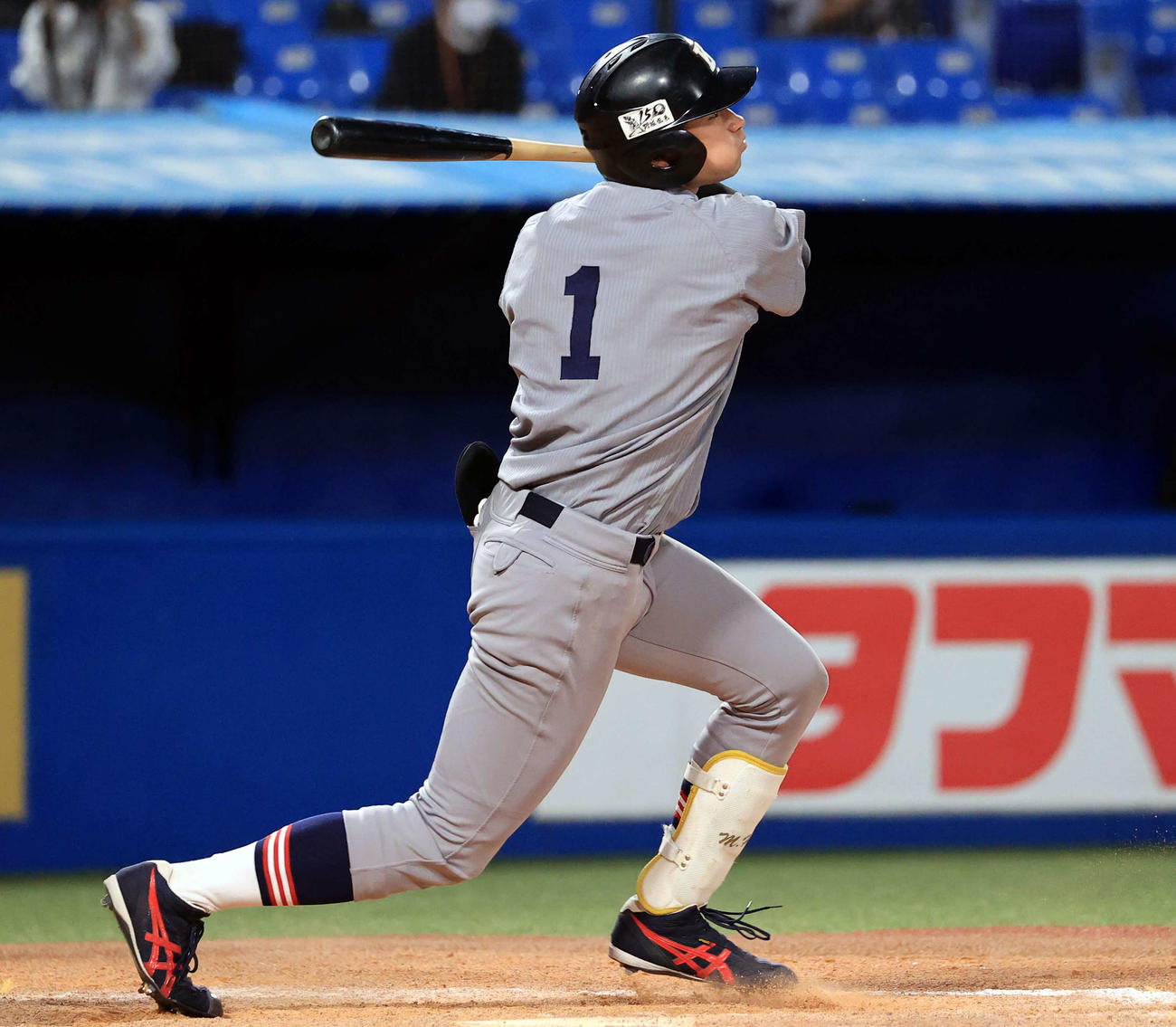 慶大対明大　9回表慶大2死二、三塁、萩尾は中越え同点3点本塁打を放つ（撮影・浅見桂子）