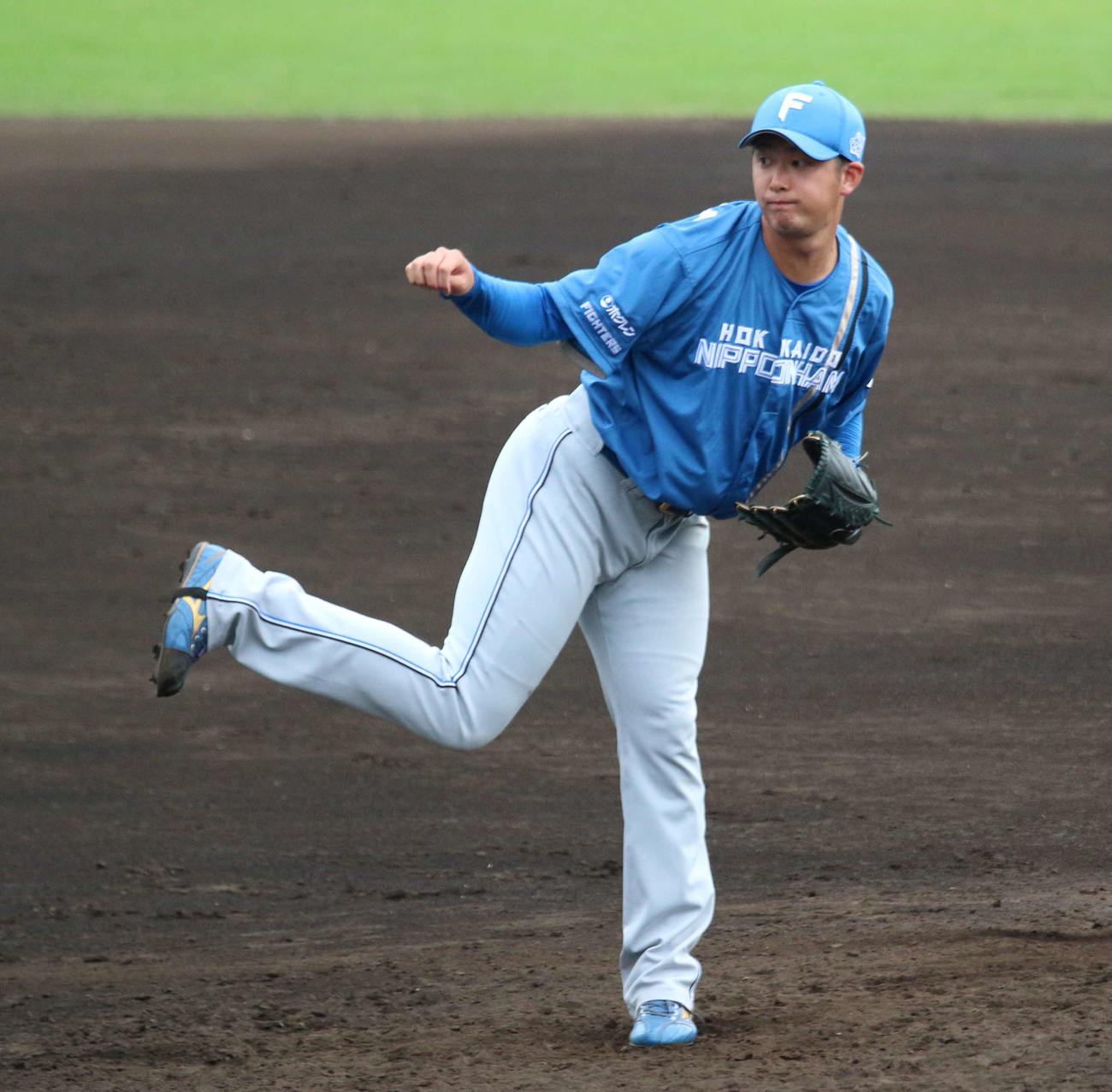 フェニックスリーグ・ヤクルト戦で8回に登板し、3者凡退で抑えた日本ハム長谷川凌（撮影・木下大輔）