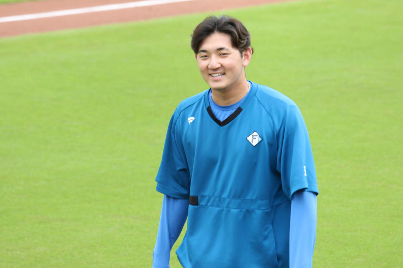 カメラに気付く日本ハム立野（撮影・田中彩友美）