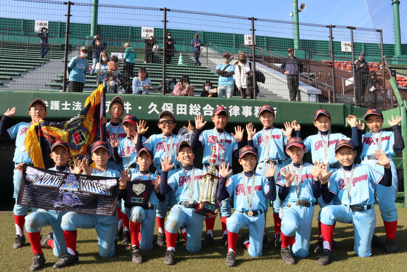 優勝メダルを首にかけ喜ぶ東16丁目フリッパーズ