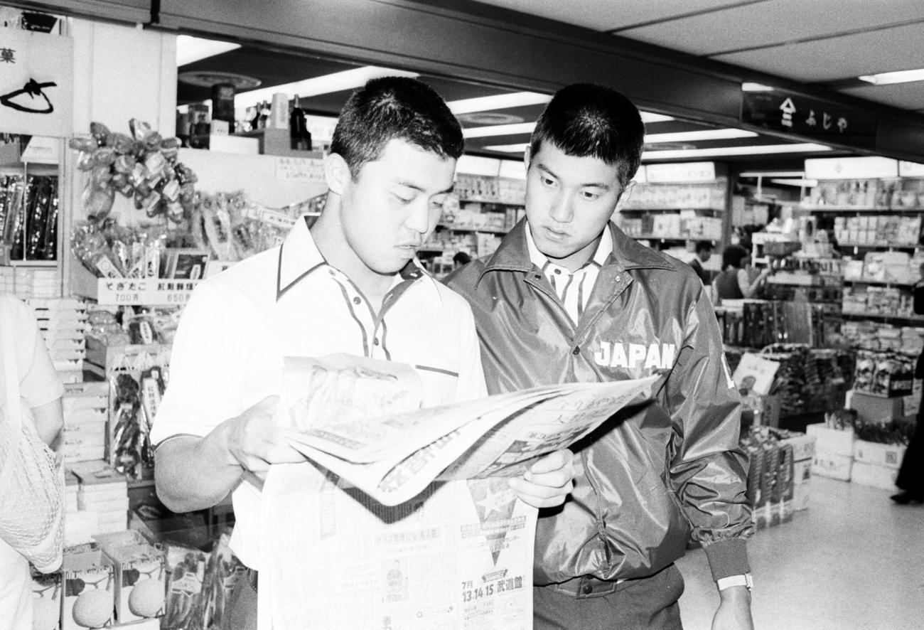 79年6月、日米大学野球の移動中、千歳空港で新聞を読む早大・岡田（左）と東海大・原