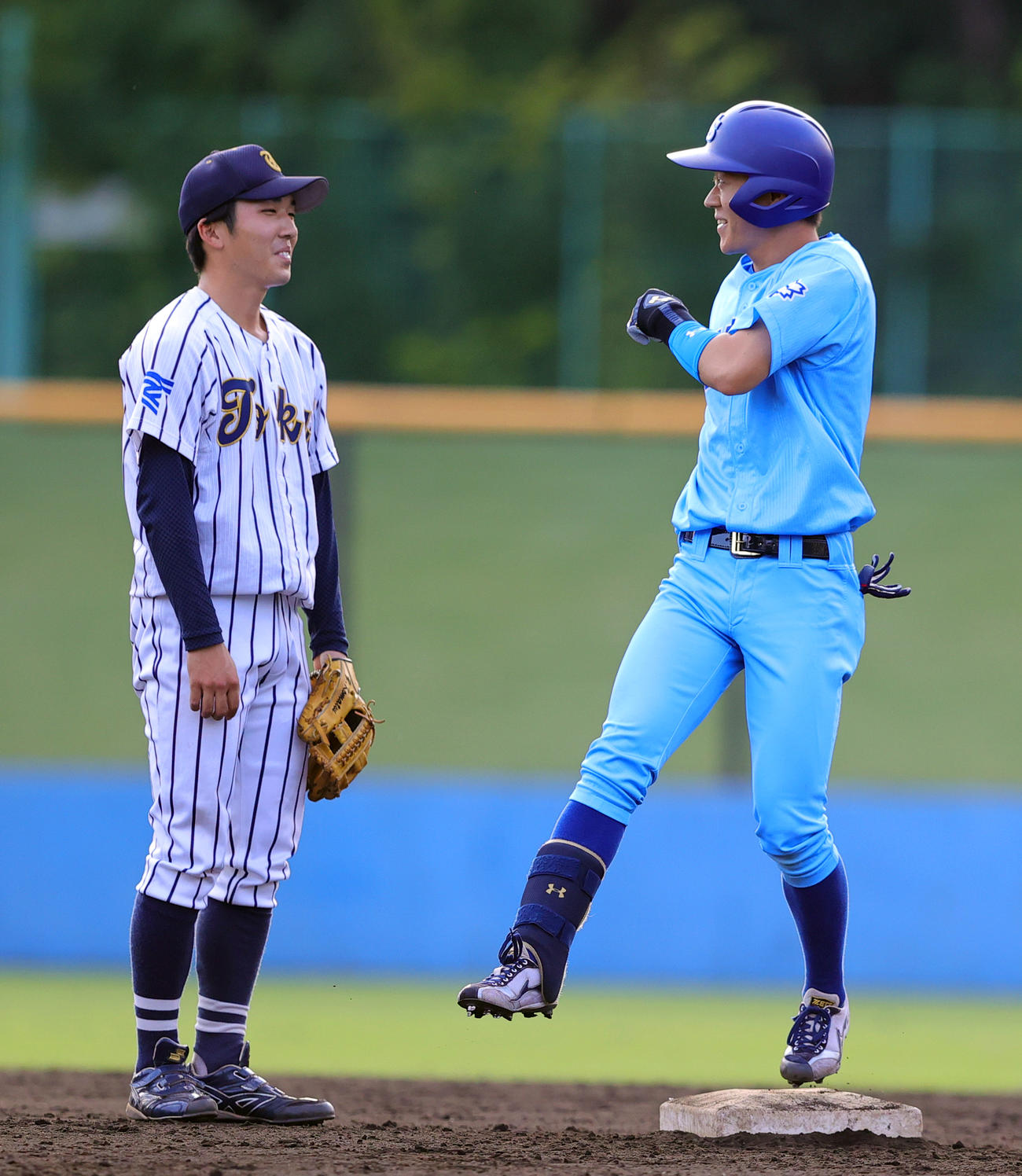 日体大対東海大　2回表、敵失で二塁に進んだ矢沢（右）は、東海大・小松主将と目を合わせ笑顔（撮影・野上伸悟）