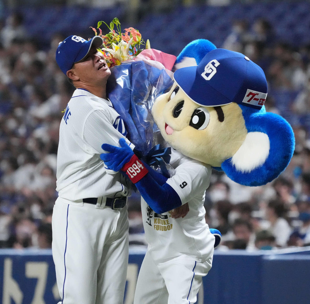 引退セレモニーでドアラに抱きつかれる福留（撮影・森本幸一）