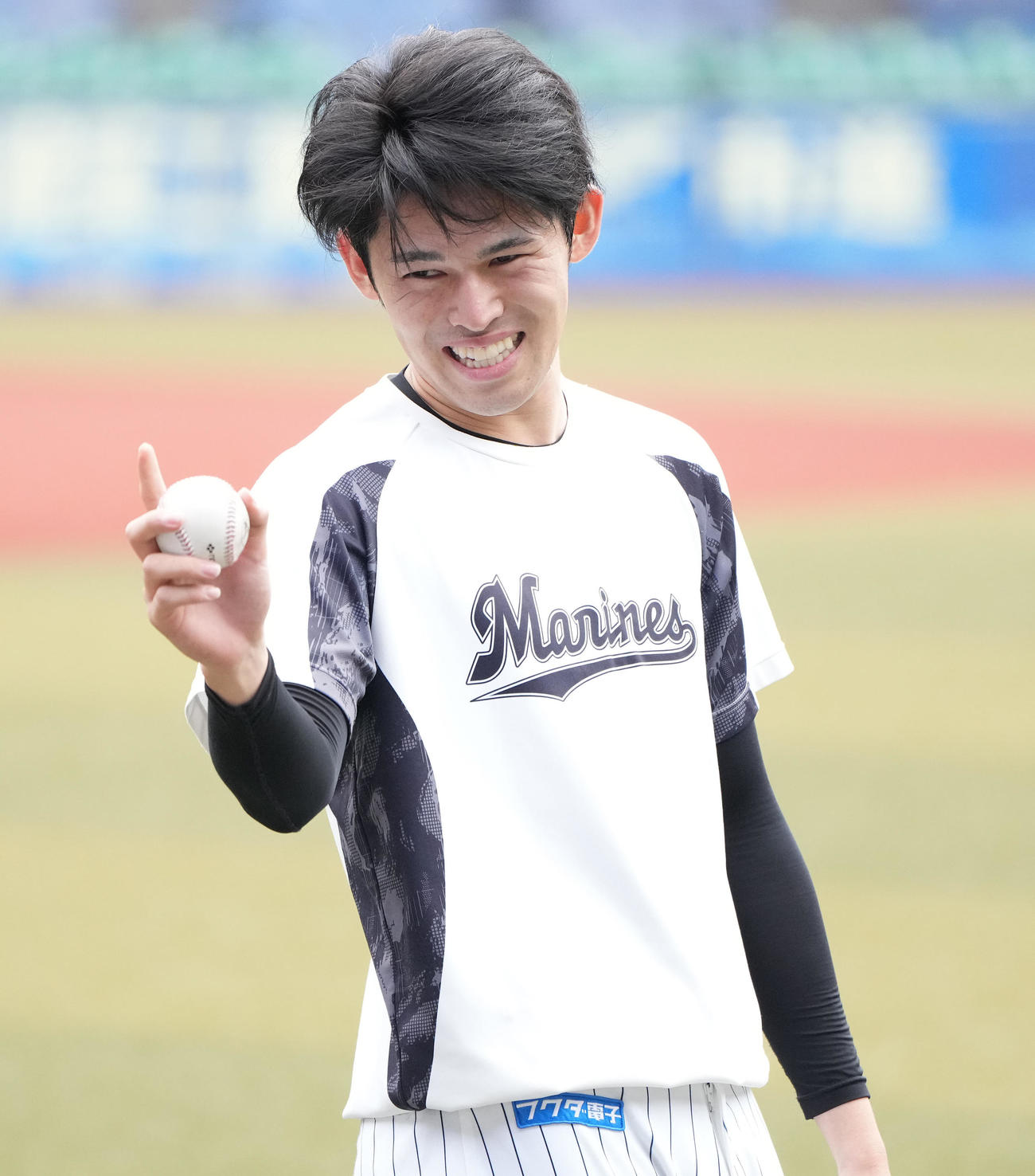 笑顔で練習するロッテ佐々木朗（撮影・鈴木みどり）