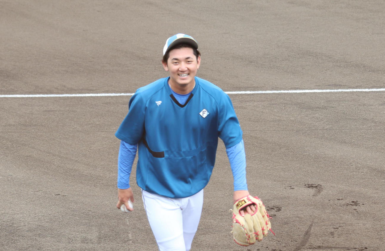練習中に笑顔を見せる日本ハム立野（撮影・田中彩友美）