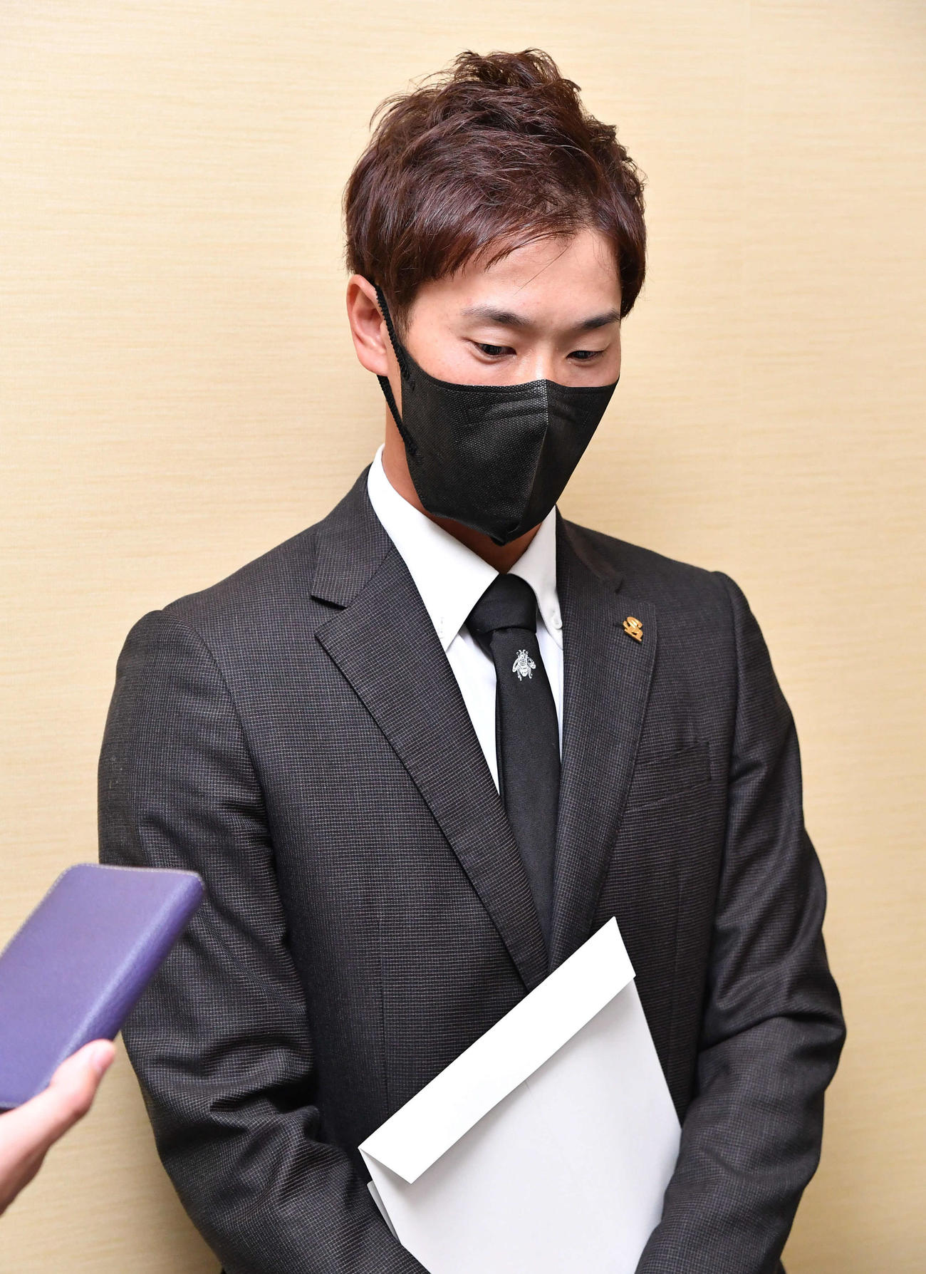 球団事務所での話し合いを終え、囲み取材を受ける高田（撮影・岩下翔太）