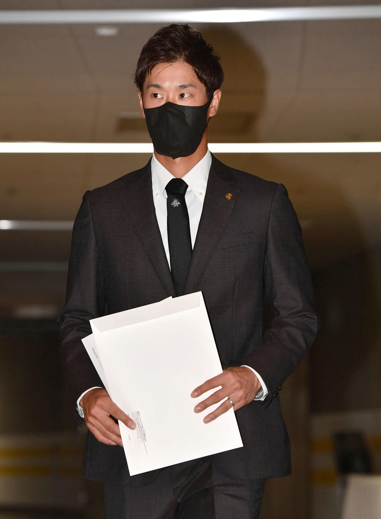 球団事務所での話し合いを終え、囲み取材へ向かう高田（撮影・岩下翔太）