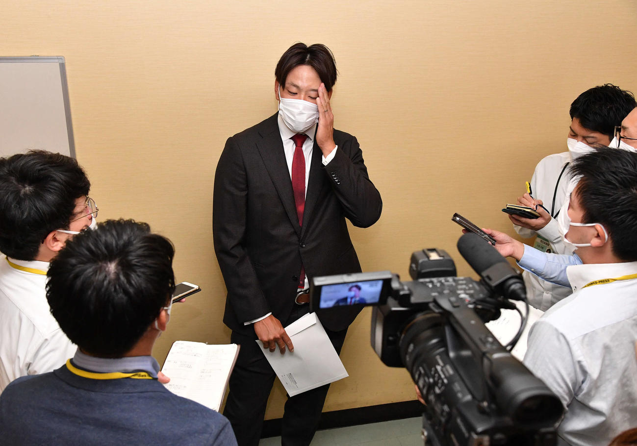 球団事務所での話し合いを終え、囲み取材を受ける中谷将大（撮影・岩下翔太）