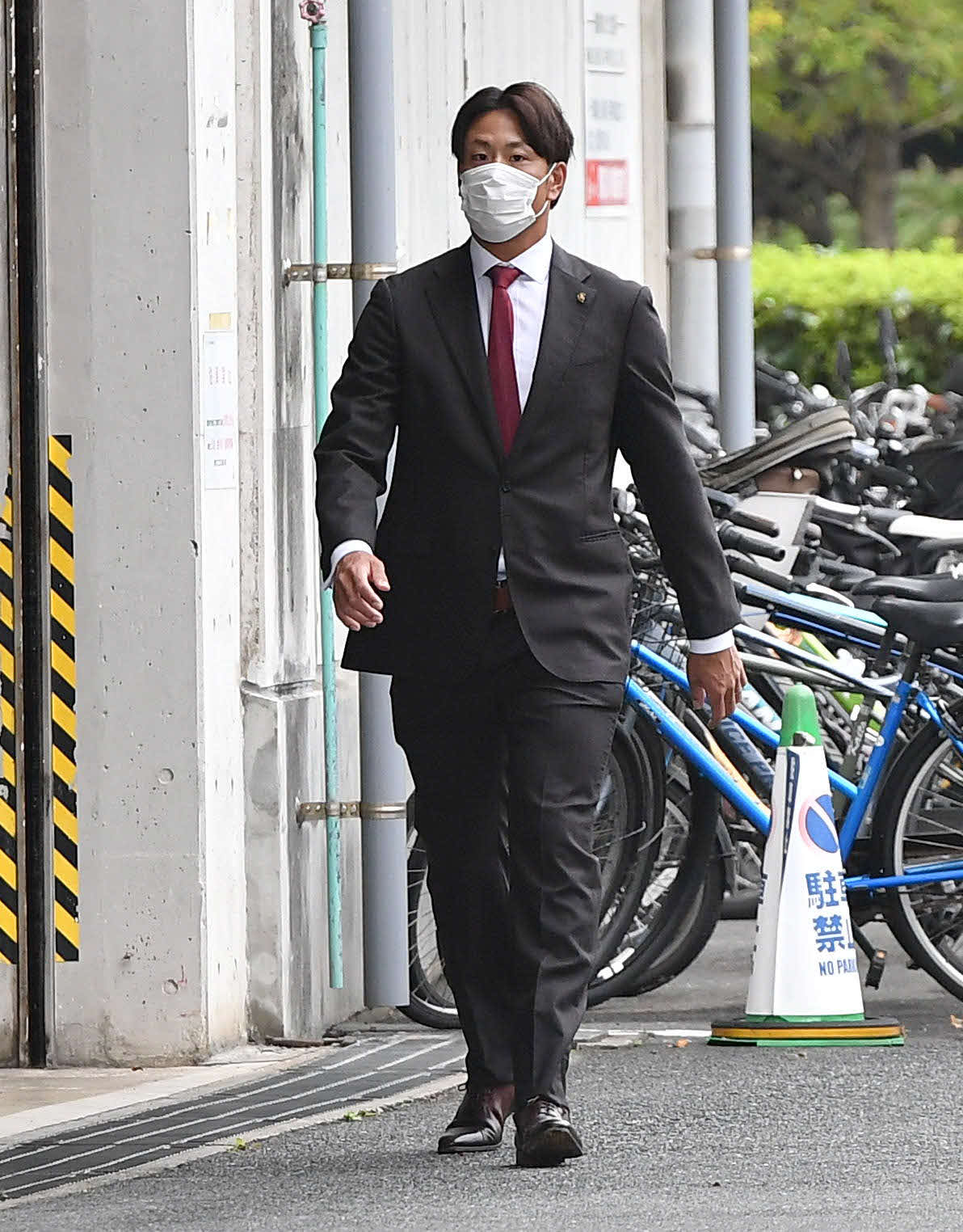 球団事務所へ向かう中谷将大（撮影・岩下翔太）