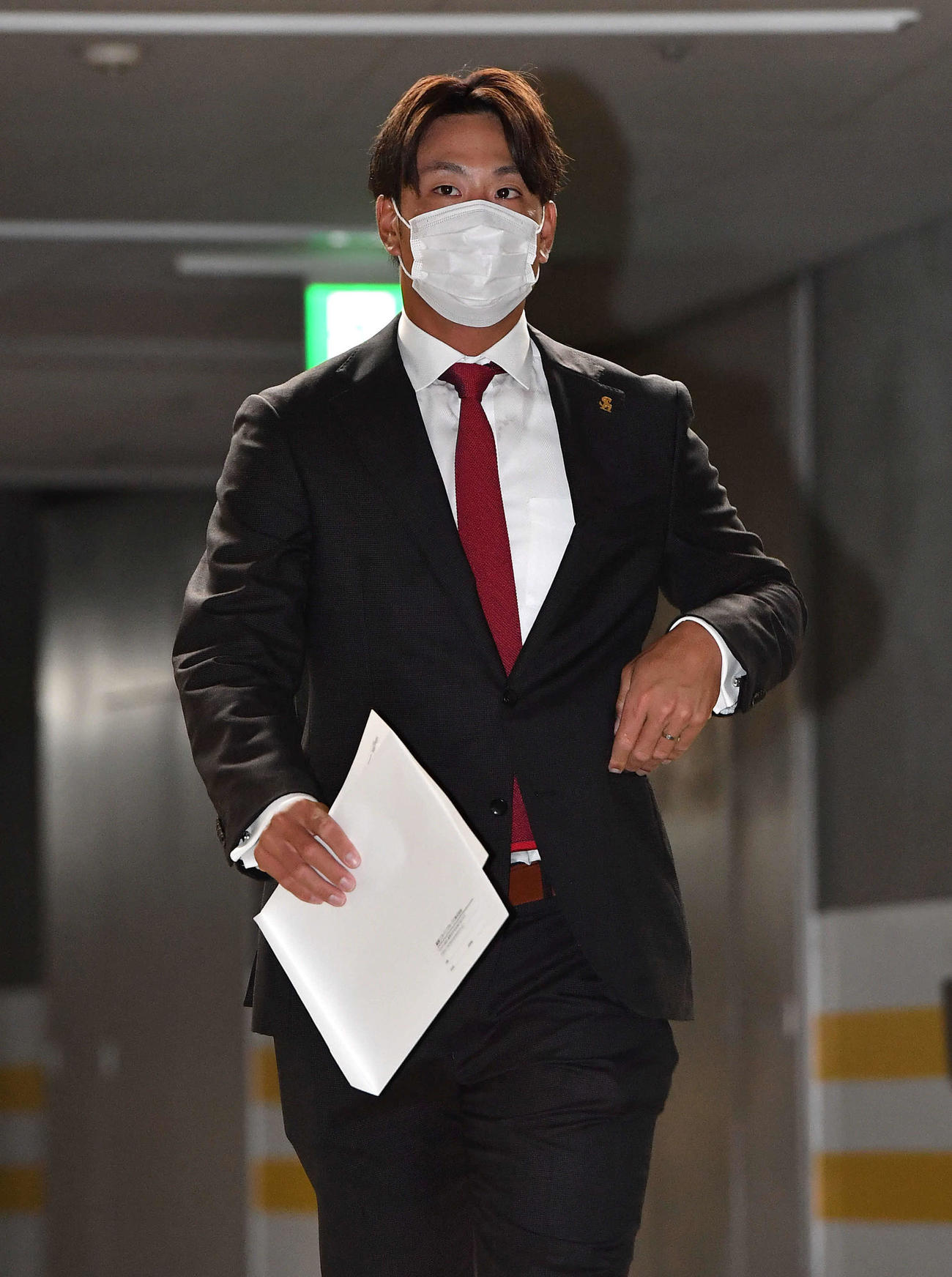 球団事務所での話し合いを終え、囲み取材へ向かう中谷（撮影・岩下翔太）