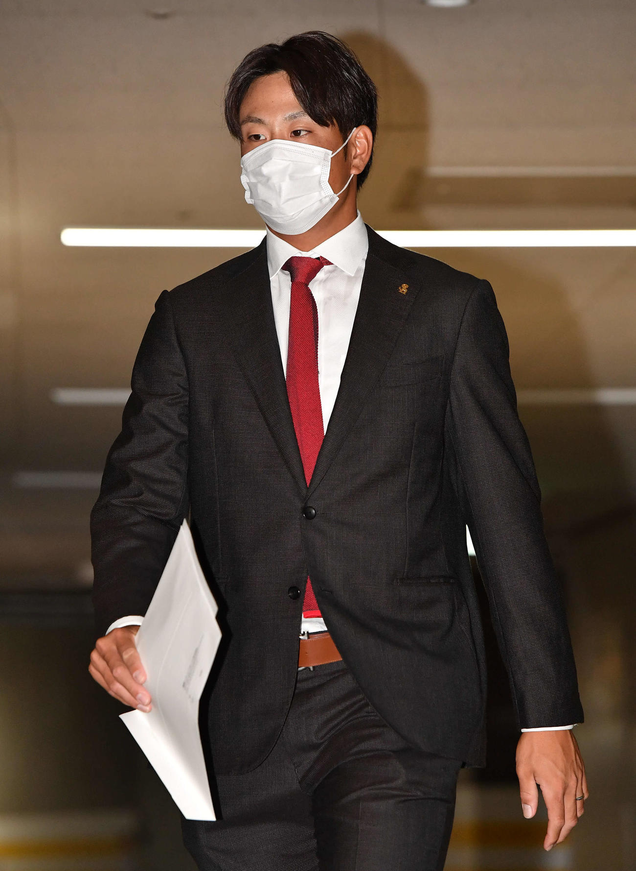 球団事務所での話し合いを終え、囲み取材へ向かう中谷（撮影・岩下翔太）