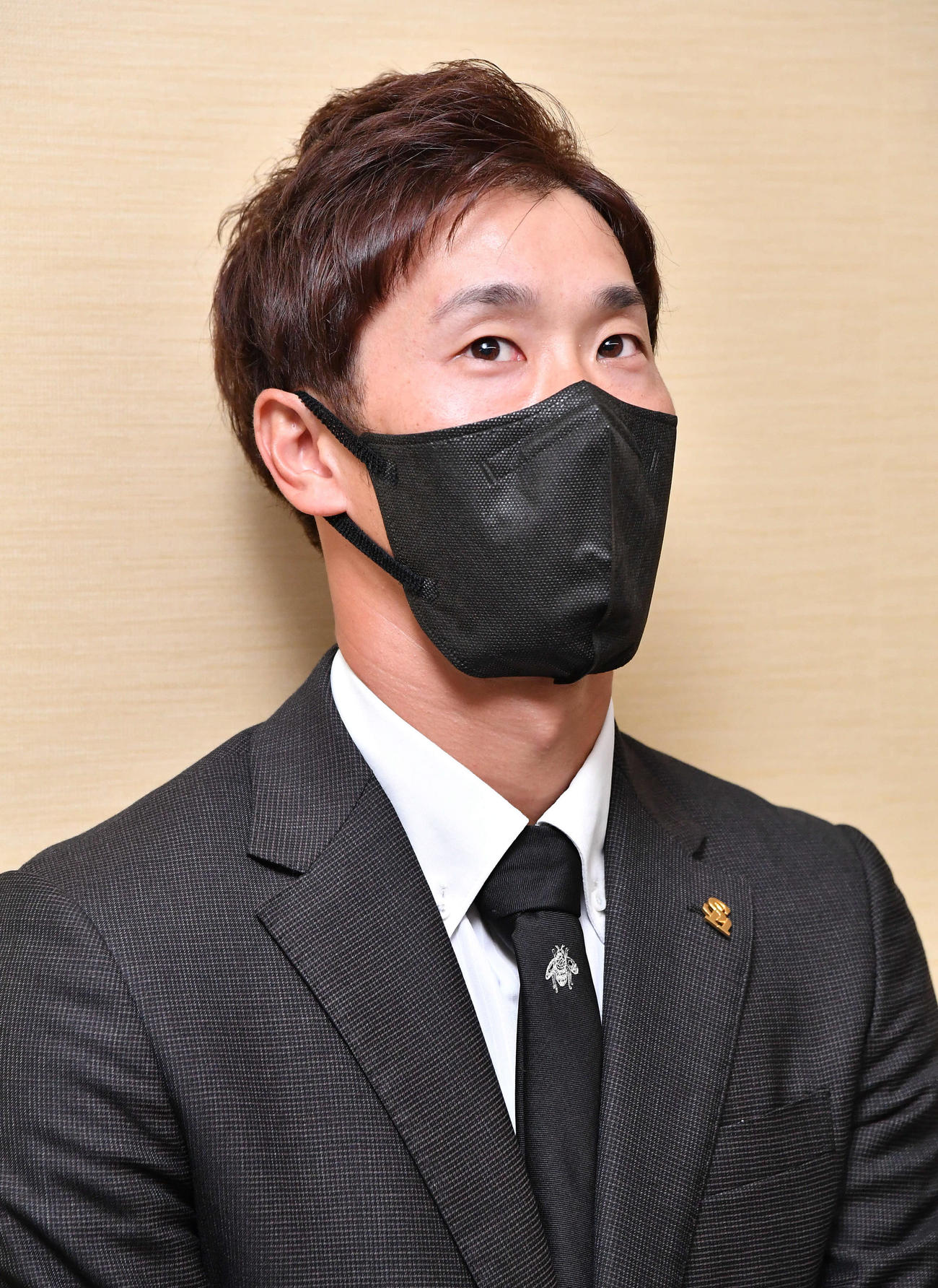 球団事務所での話し合いを終え、囲み取材を受ける高田（撮影・岩下翔太）