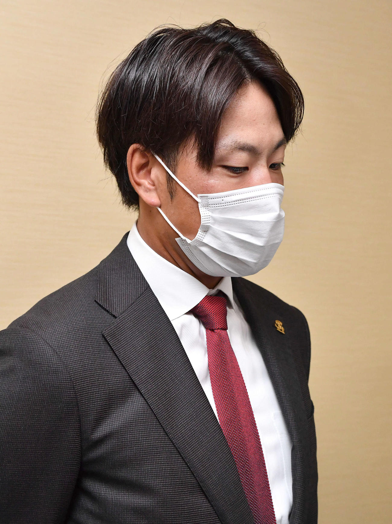 球団事務所での話し合いを終え、囲み取材を受ける中谷将大（撮影・岩下翔太）