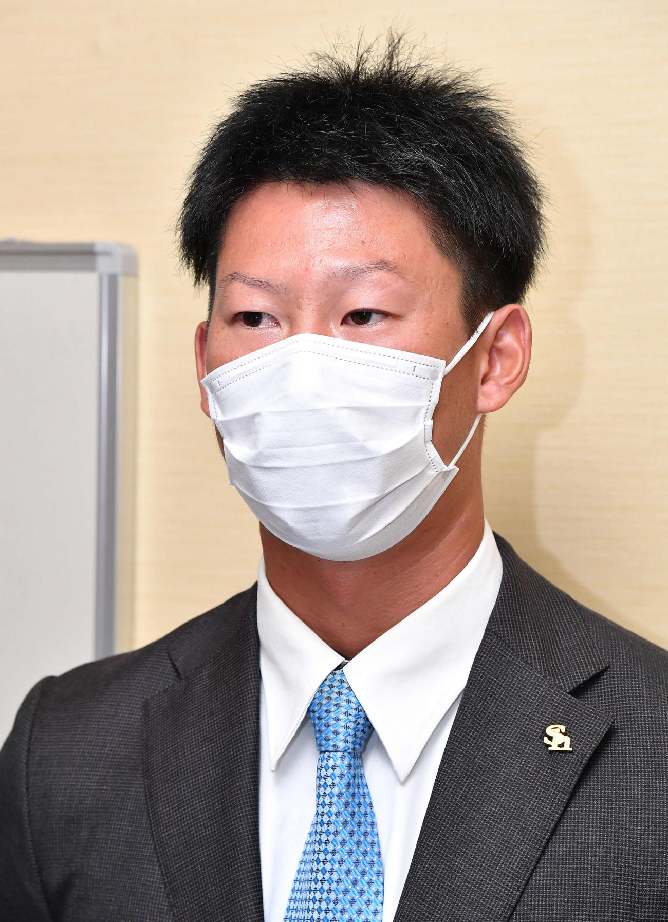 球団事務所での話し合いを終え、囲み取材を受ける真砂（撮影・岩下翔太）