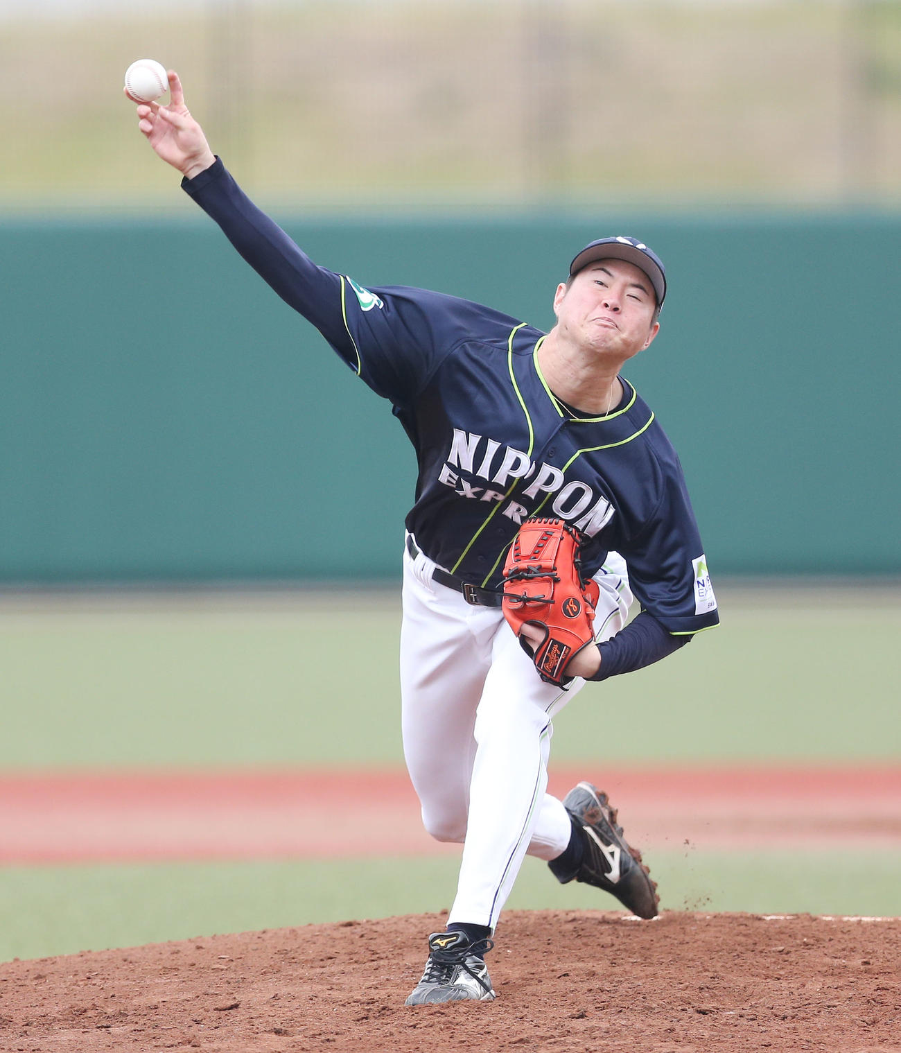 日本通運対東京ガス　力投する日本通運先発の前田（撮影・宮地輝）