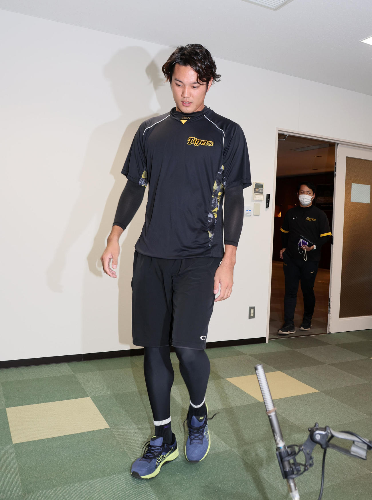 球団からポスティング申請を認められ会見する藤浪（撮影・加藤哉）