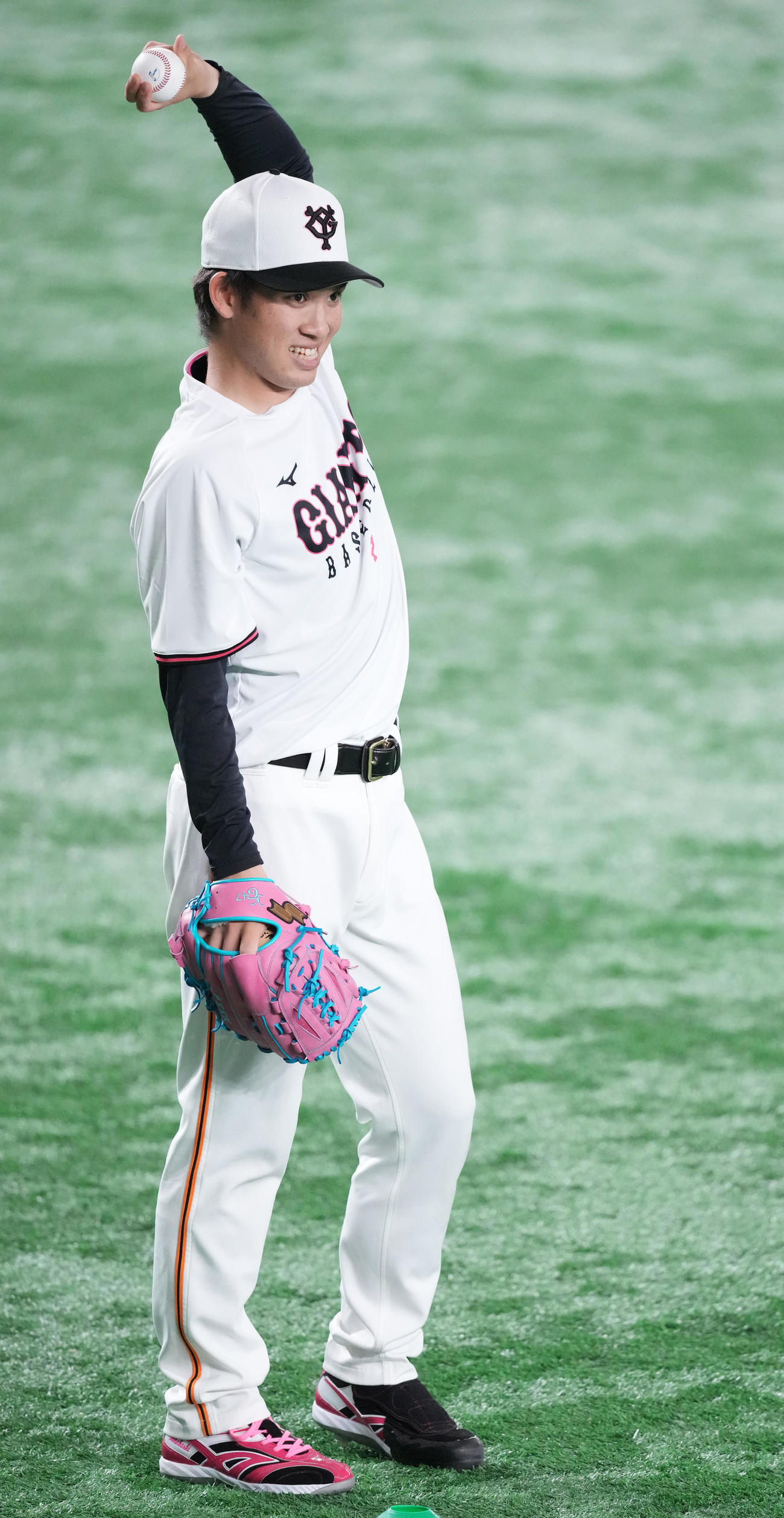 5月8日、巨人対ヤクルト　ピンク色のシューズとグラブでキャッチボールする巨人高橋優貴