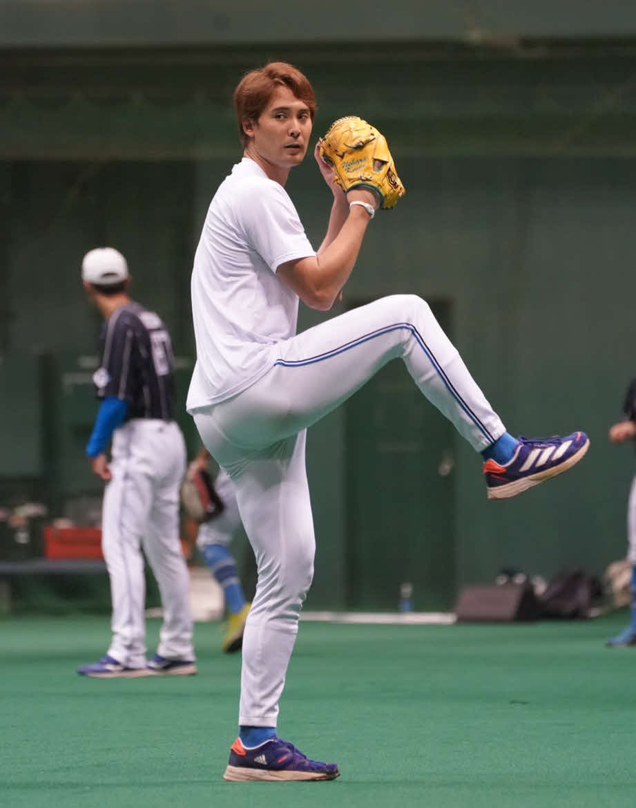 宮崎で行われているフェニックスリーグが雨天中止となり、はんぴドームでキャッチボールを行う日本ハム上原（球団提供）