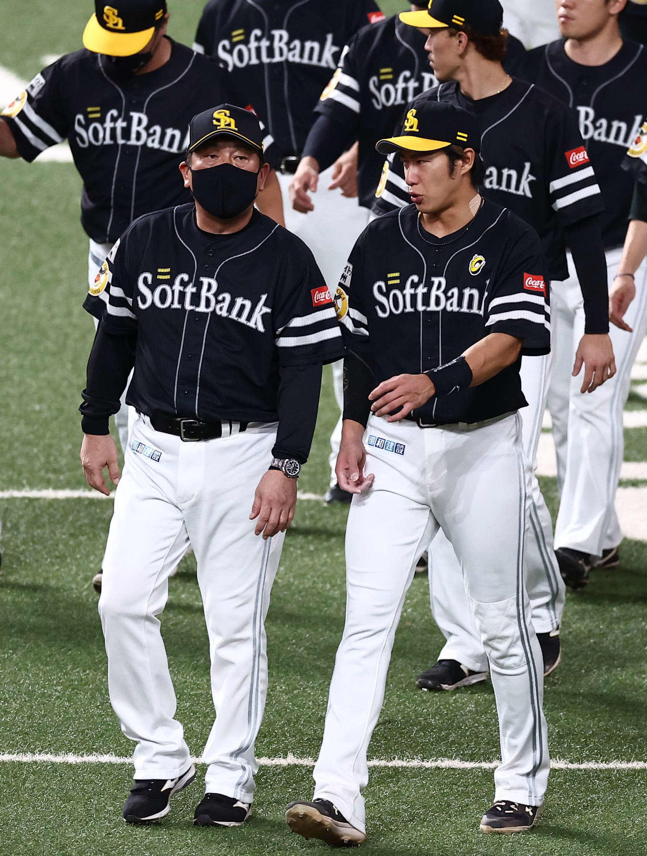 オリックス対ソフトバンク　藤本監督（左）と話しながらあいさつに向かう柳田（2022年10月15日撮影）