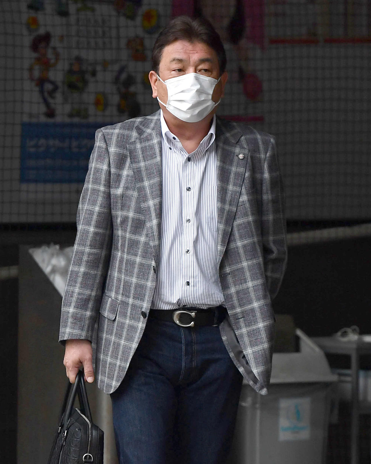球場から引き揚げるソフトバンク藤本監督（撮影・岩下翔太）