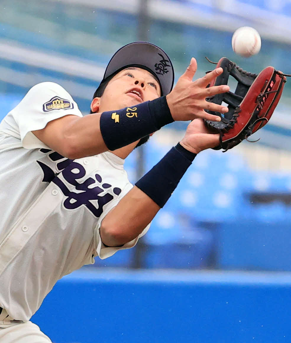 明大対慶大　3回裏慶大無死、下山悠介の打球を捕球する明大上田の帽子のつばには「愛」の文字（撮影・浅見桂子）