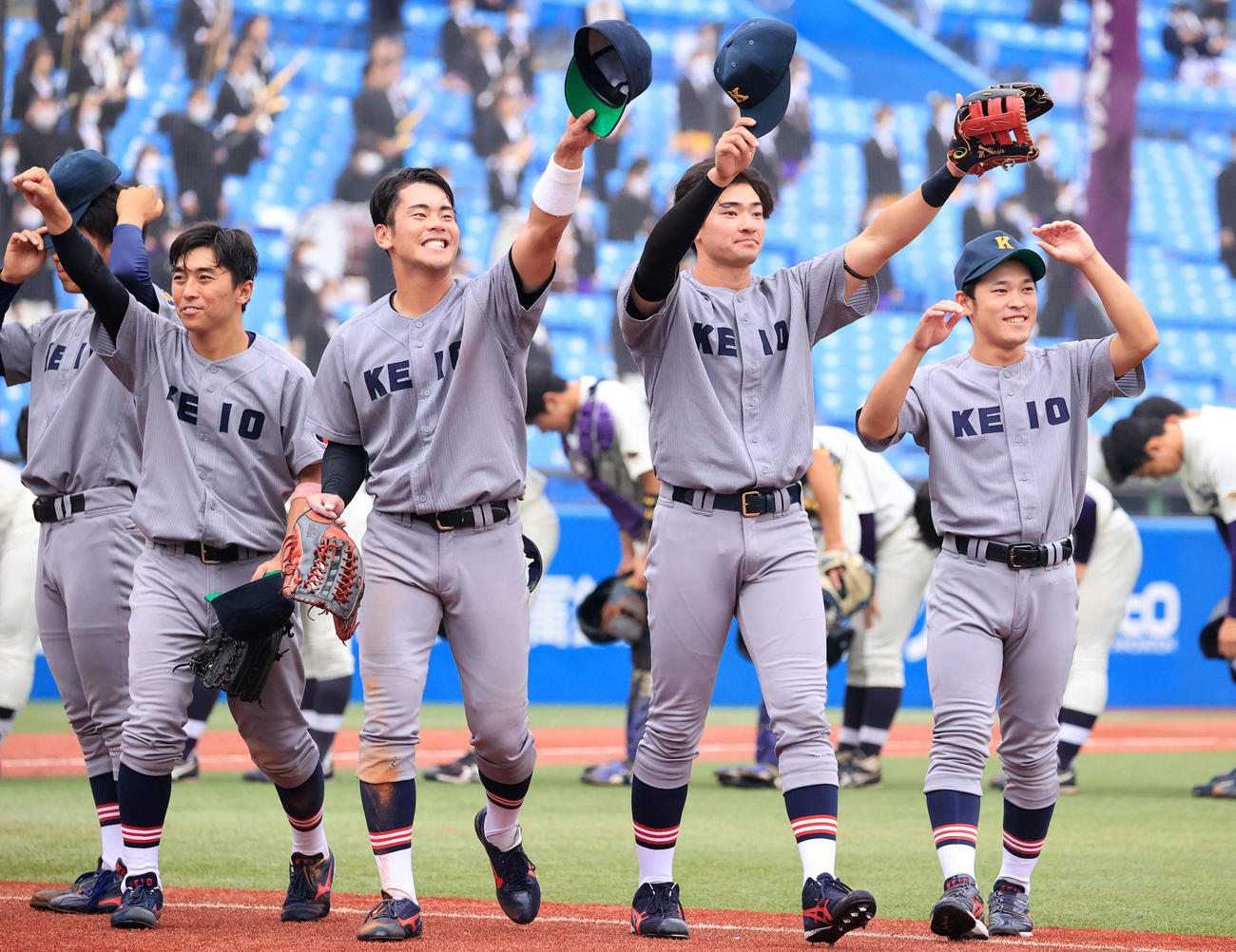 明大対慶大　明大に勝利した萩尾（右から2人目）らはスタンドに笑顔で手を振る（撮影・浅見桂子）